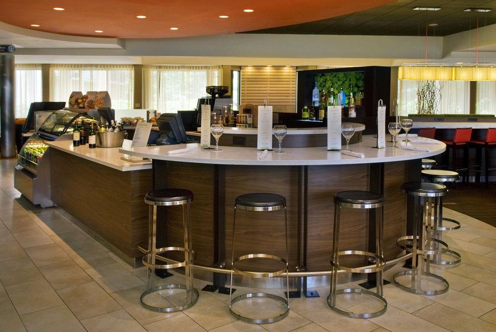 Courtyard Newark Liberty International Airport Hotel Ngoại thất bức ảnh
