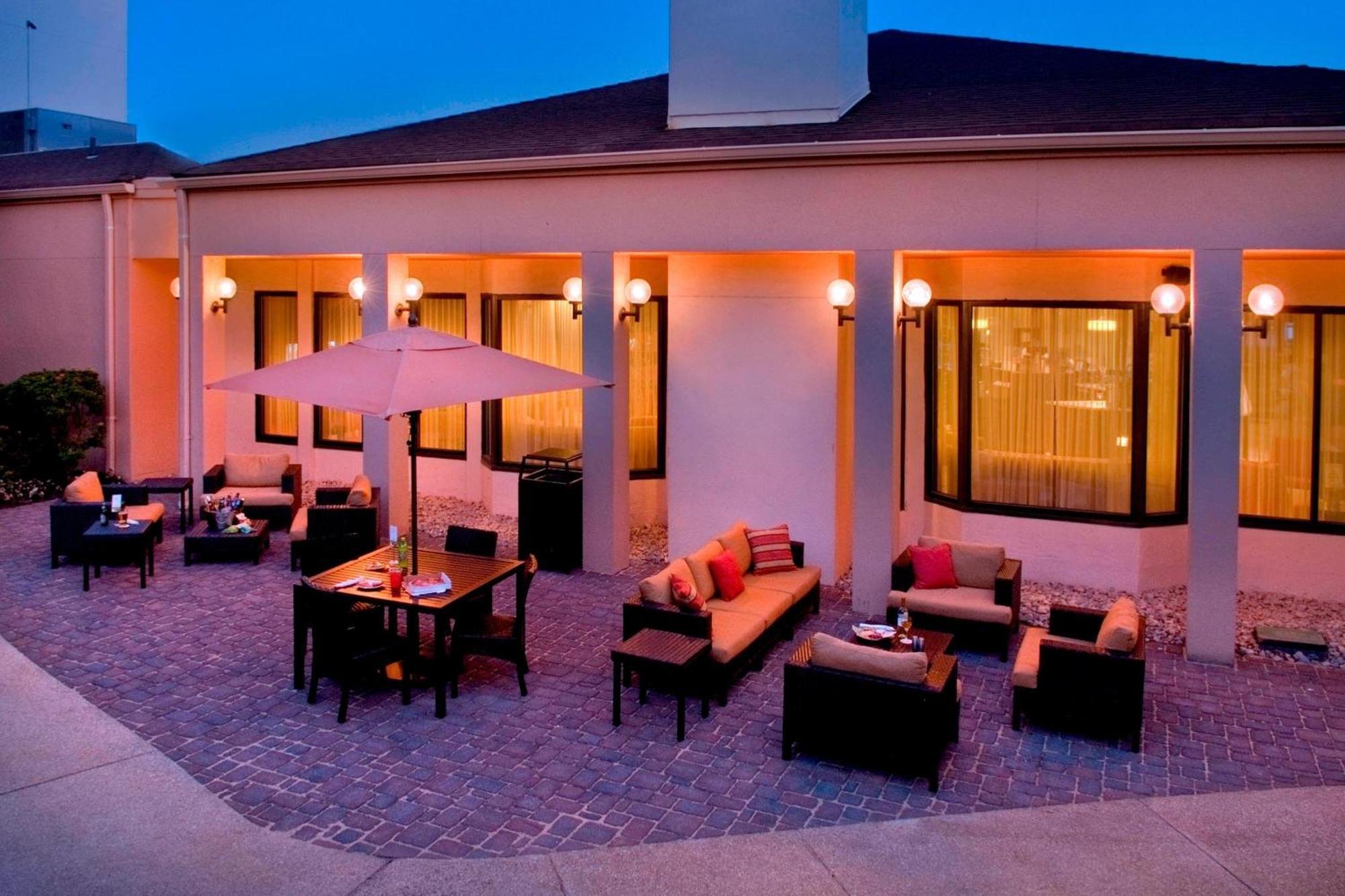 Courtyard Newark Liberty International Airport Hotel Ngoại thất bức ảnh