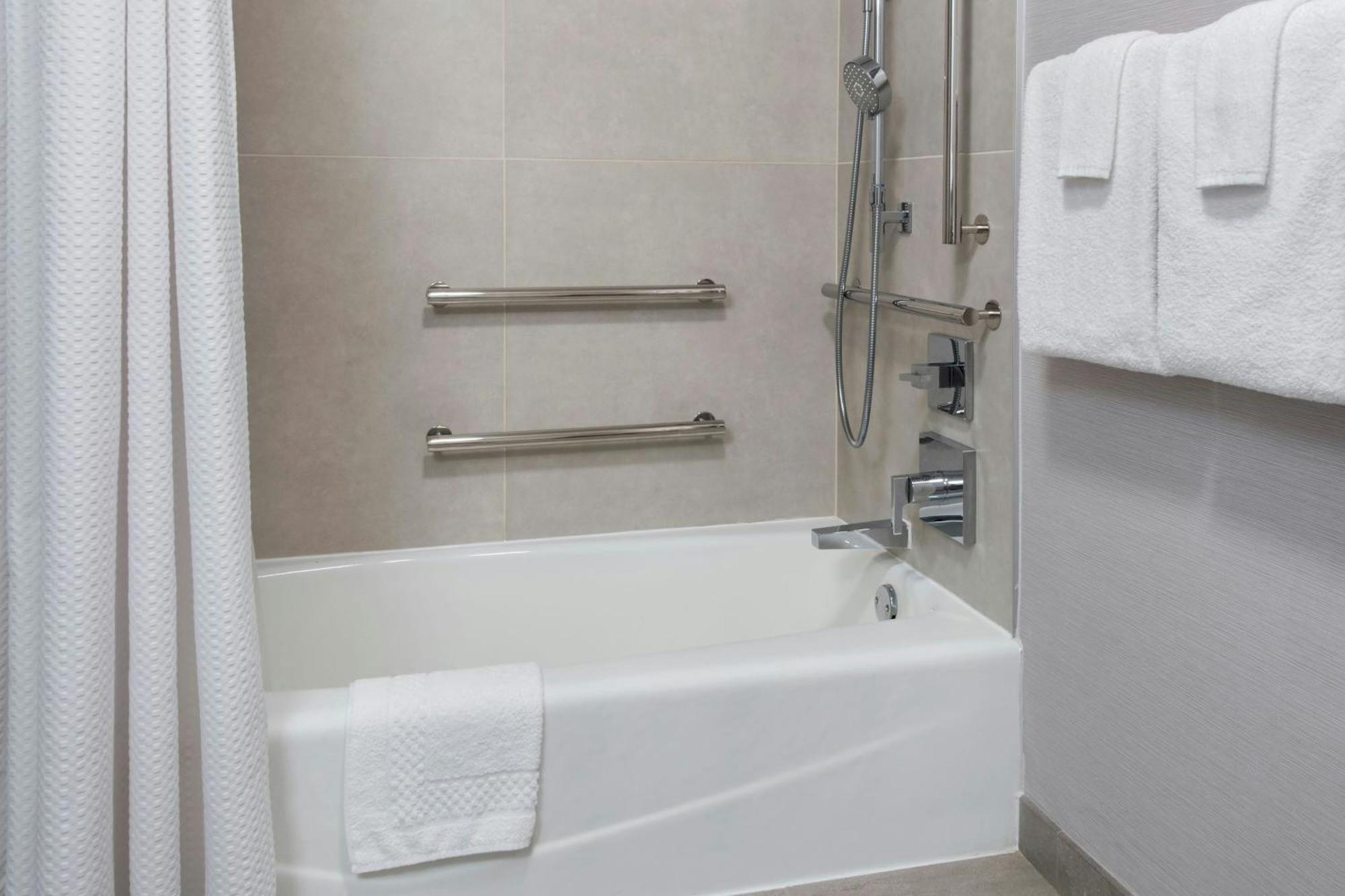Courtyard Newark Liberty International Airport Hotel Ngoại thất bức ảnh