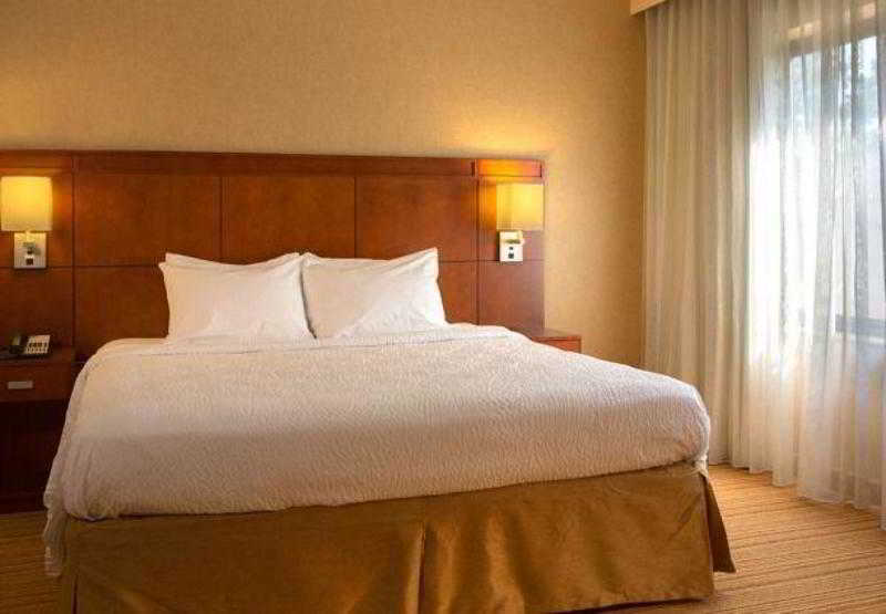 Courtyard Newark Liberty International Airport Hotel Ngoại thất bức ảnh